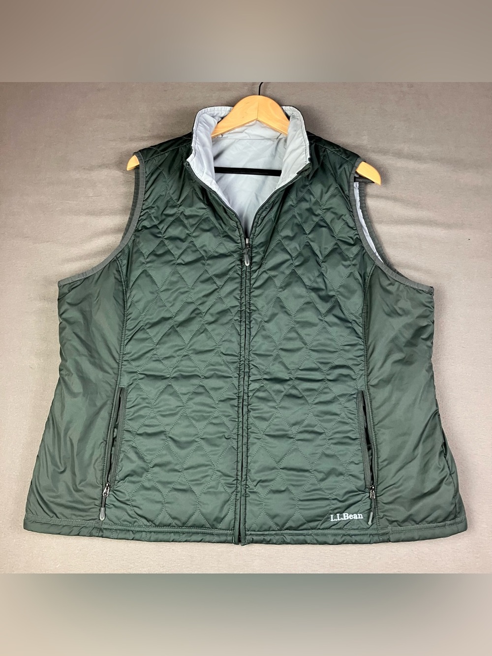 L.L. Bean Women’s Size XXL Reversible Quilted Puffer Vest Full Zip Green / Gray.